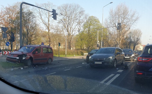 Stłuczka spowodowała większa niż zwykle korki w tym miejscu.