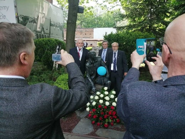 Na obchody do Poznania przyjechali absolwenci z różnych części Polski i świata. Byli uczniowie popularnego "Marcinka" wypełnili po brzegi aulę uniwersytecką. Wśród absolwentów rozpoznać można było wielu znanych profesorów, lekarzy, prawników i artystów. Każdy z nich szukał w napotkanych twarzach znajomych koleżanek i kolegów oraz nauczycieli.