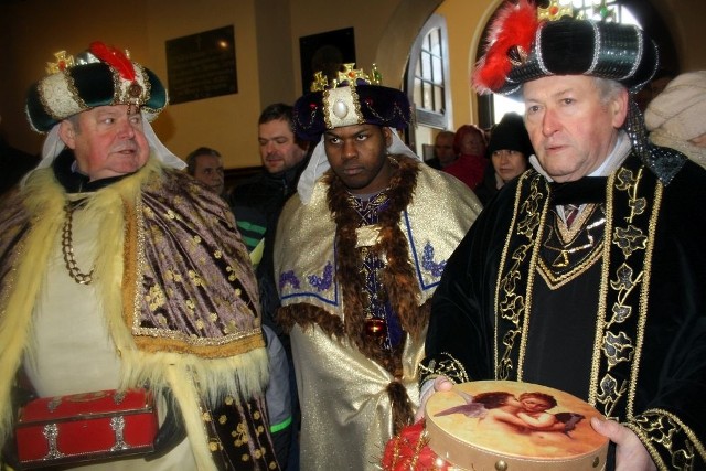 Spora grupa mieszkańców, w tym dzieci przebranych za królów, rycerzy, księżniczki, przeszło ulicami miasta śpiewając znane kolędy i pastorałki. Mimo mrozu w orszaku wzięło udział wielu mieszkańców. Kolorowa grupa, którą prowadziły Anioły z Teatru Niepokornego z Chojnic przeszła do kościoła, gdzie Trzej Królowie złożyli dary i gdzie odbyła się msza św. w ramach uroczystości Objawienia Pańskiego. >> Najświeższe informacje z regionu, zdjęcia, wideo tylko na www.pomorska.pl 