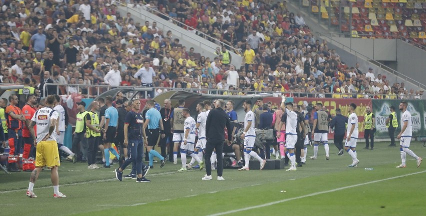Piłkarze reprezentacji Kosowa schodzący z boiska do szatni w...