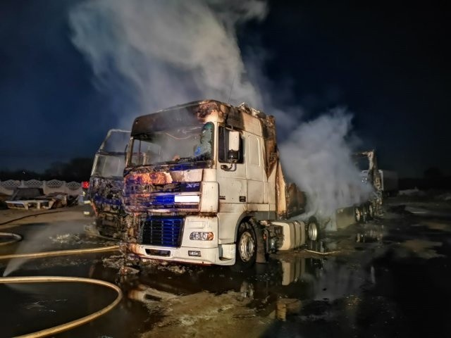 Pożar ciągników siodłowych i naczepy w Woźnikach 19.04.2019.