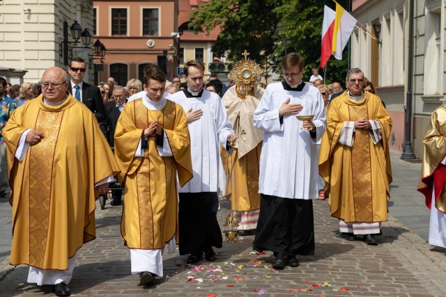 W uroczystościach Bożego Ciała w parafii katedralnej pod wezwaniem św. Marcina i Mikołaja w Bydgoszczy uczestniczyły tłumy wiernych.