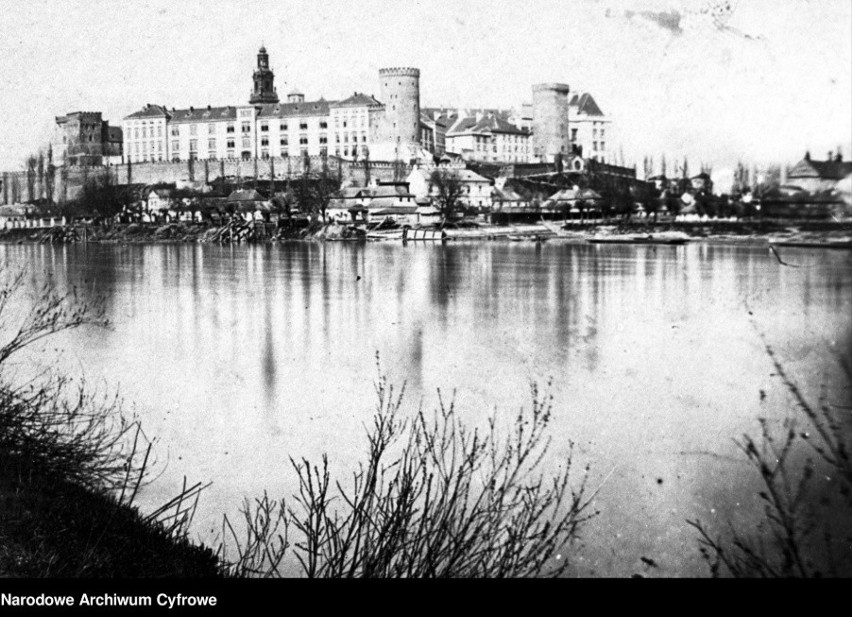 Kraków był największym (po stołecznym Lwowie) miastem w...