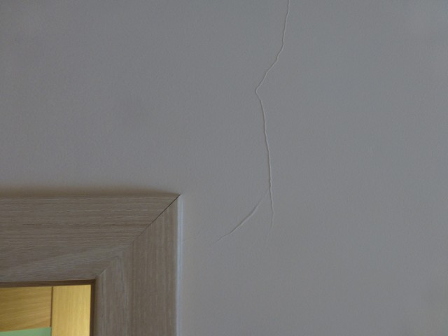 Pęknięty tynkPękający tynk w mieszkaniu - jak pozbyć się rys ze ściany