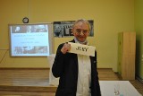 Aktor Jerzy Bończak gościł w Ossolinie, w gminie Klimontów. Wyłonił zwycięzców Konkursu Pięknego Czytania. Poznaj ich, zobacz zdjęcia