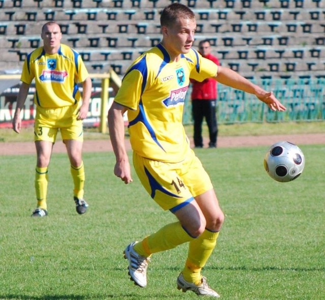 Piłkarze Juventy Perfopol Starachowice wygrali z Górnikiem Wieliczka 2:0 i zadedykowali to zwycięstwo byłemu trenerowi Arkadiuszowi Bilskiemu. Na zdjęciu Konrad Wójtowicz.
