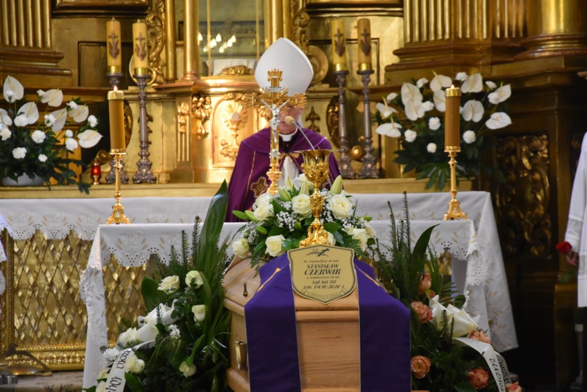 W Kielcach odbył się pogrzeb księdza Stanisława Czerwika, niezwykle cenionego kapłana. Żegnali go bliscy, biskupi, księża [WIDEO, ZDJĘCIA]