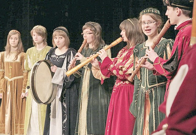 W strojach z epoki młodzi muzycy z tucholskiej grupy Capella Pro Musica Antiqua zagrali w grudziądzkim teatrze utwory z czasów Mikołaja Kopernika