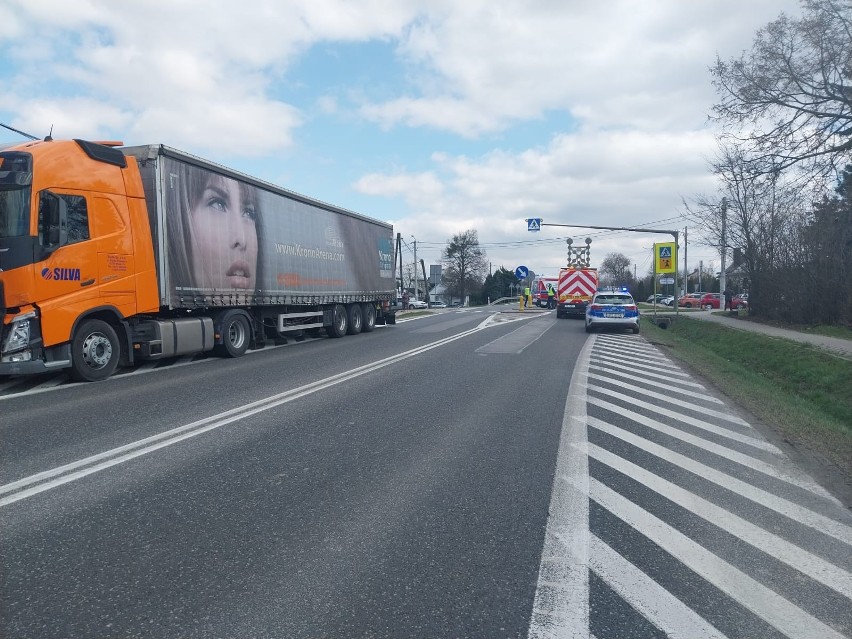 Kierowa daewoo wjechał wprost pod koła ciężarówki. Groźny wypadek na drodze krajowej numer 9 w Lipniku. Zobacz zdjęcia 