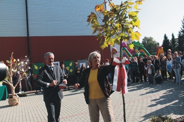 Zofia Karwańska, etatowy członek zarządu powiatu jarosławskiego oraz Adam Pióro, naczelnik wydz. oświaty starostwa przy drzewie wolności.