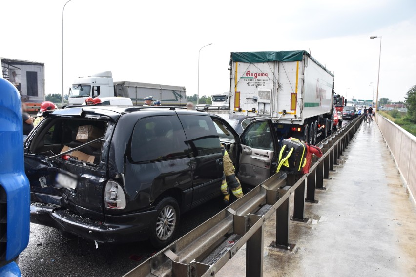 Wypadek na moście w Malborku 1.07.2022 r. Trzy osoby trafiły do szpitala, są duże utrudnienia na drogach!