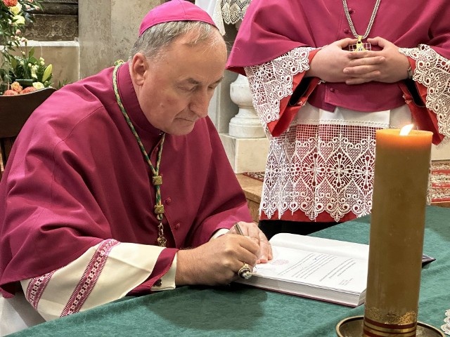Biskup Andrzej Jeż nie zgadza się z prokuratorskimi zarzutami. W specjalnym komunikacie kuria przedstawiła, jakie hierarcha podjął działania w sprawie podejrzanych o pedofilię księży.