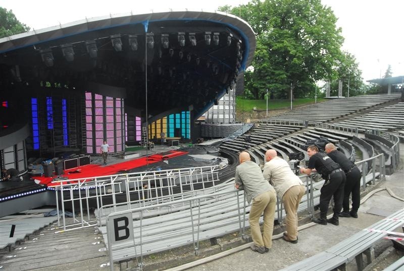 Opole 2009: Montaz scenografii w amfiteatrze przed...