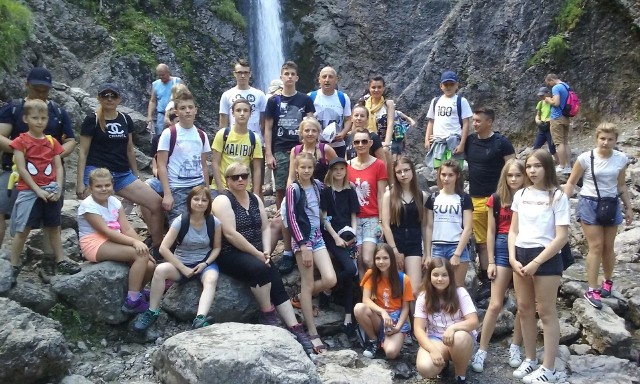 Dzieci i młodzieży z gminy Szydłowiec podczas pobytu w Zakopanem, na wycieczce do doliny Strążyńskiej.