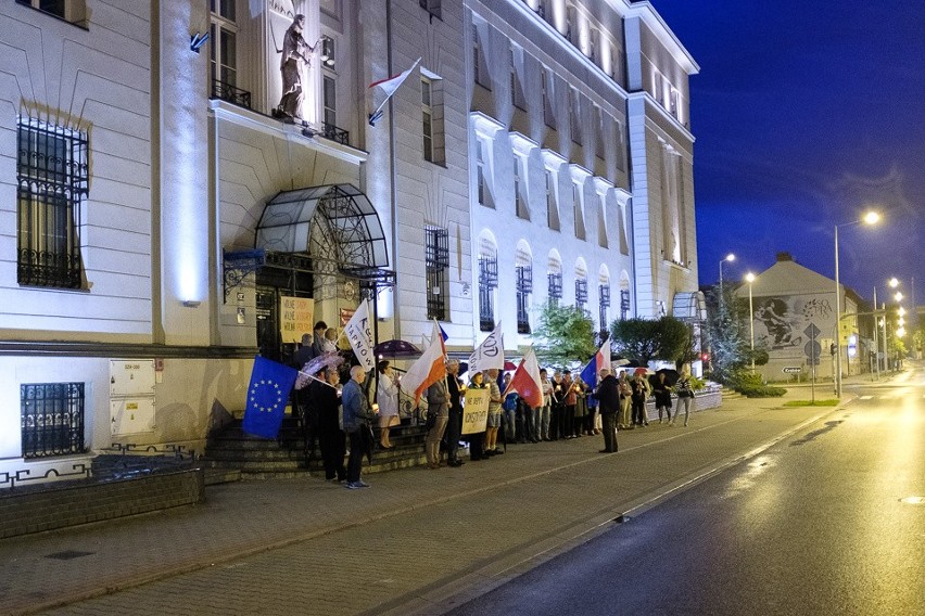 Tarnów. Zapalili znicze przed budynkiem sądu [ZDJĘCIA]