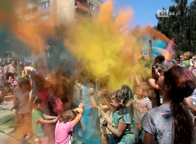 W niedzielę 11 lipca do Polic zawitał Splash of Colors - Święto Kolorów Holi, czyli niepowtarzalne połączenie indyjskiego święta kolorów z imprezą przy najlepszej muzyce! A wszystko to przy ul. Ludwika Zamenhofa w Policach. Zapraszamy do fotorelacji!