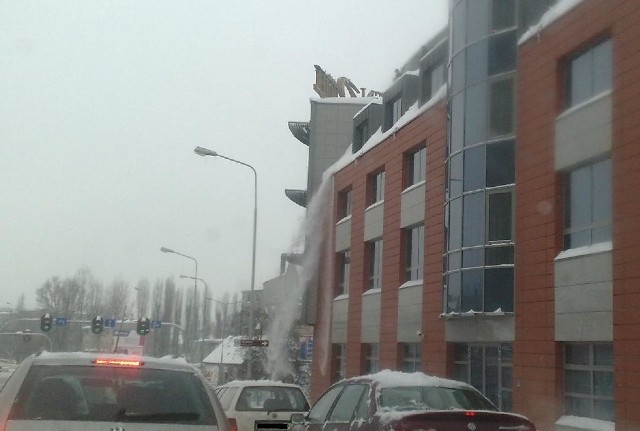 W mieście odśnieżane są również dachy budynków. Na zdjęciu hotel Ruben