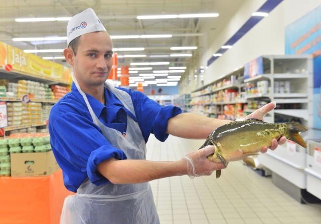 Sprzedaż żywych karpi w radomskim hipermarkecie E.Leclerc. Ryby hodowane w większości gospodarstw w trzyletnim cyklu są w tym roku znacznie mniejsze niż w ubiegłych latach.