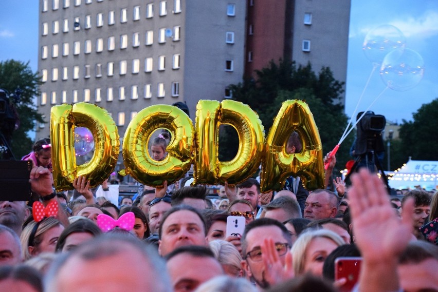 Doda na festiwalu Disco pod Gwiazdami wystąpiła w tęczowej pelerynie. Odważny gest artystki w Białymstoku [ZDJĘCIA] [09.08.2019]