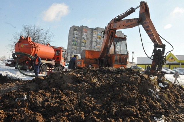 W usuwaniu usterki specjalistom z wodociągów pomagała duża ilość ciężkiego sprzętu.