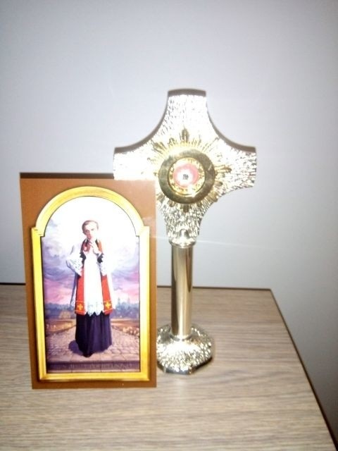 Relikwiarz z relikwią księdza Jerzego Popiełuszki jest już w Stalowej Woli, w niedzielę zostaną wprowadzone do konkatedry