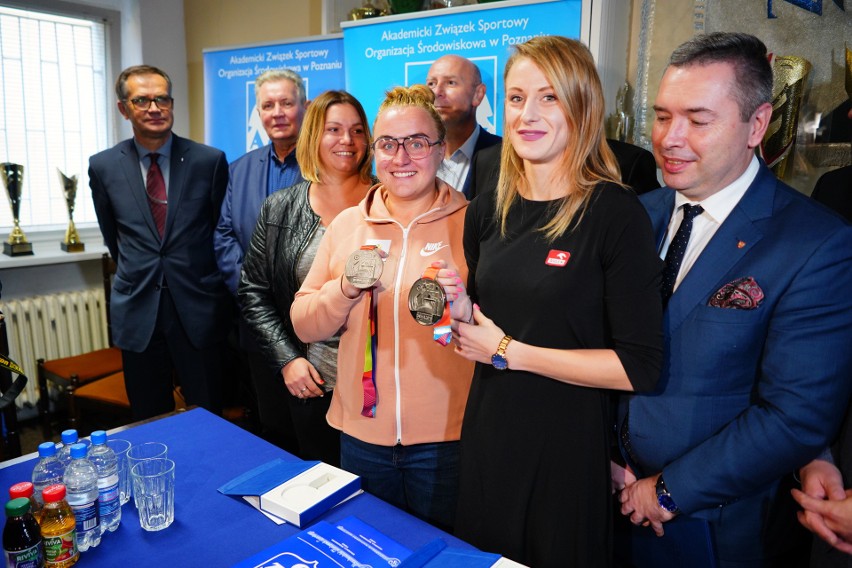 Joanna Fiodorow i Patrycja Wyciszkiewicz prezentują srebrne...