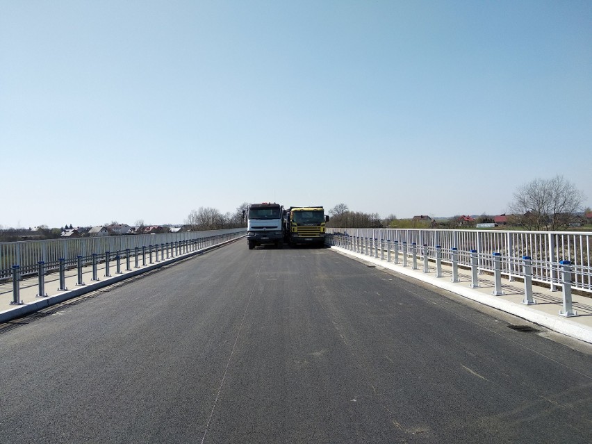Nowy most w pobliżu Mielca wytrzymał próbę obciażeniową