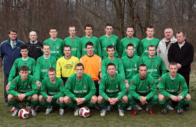 III-ligowy zespół Okocimskiego Brzesko z sezonu 2007/08. Sergiusz Kostecki (w środkowym rzędzie piąty z lewej).