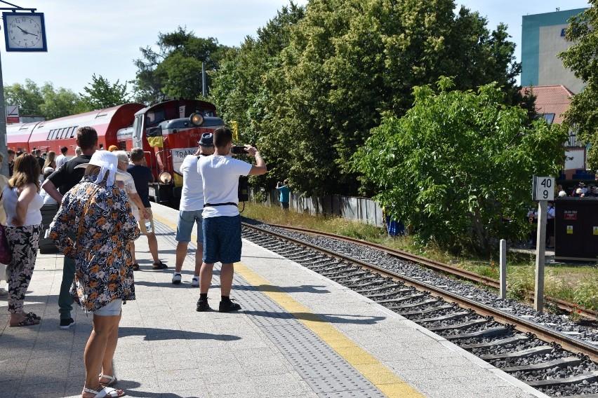 Od godziny 10 mnóstwo osób czekało na zbliżający się od...