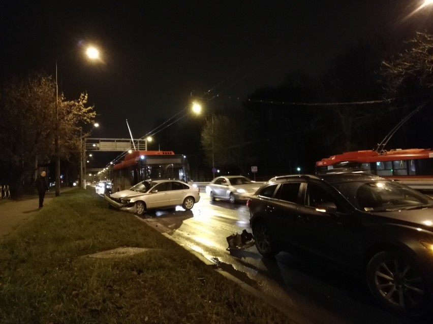Kolizja na al. Kraśnickiej w Lublinie. Zderzyły się dwa samochody i trolejbus