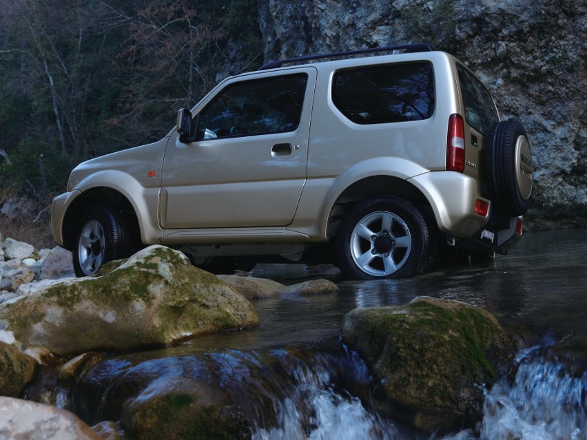 Suzuki Jimny nie próbuje na siłę udawać SUV-a. To...