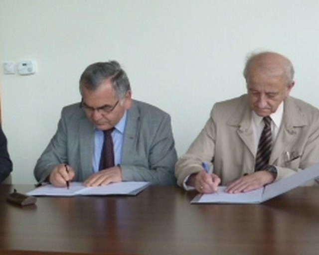 Podpisanie umowy między ECO a uczelnią.
