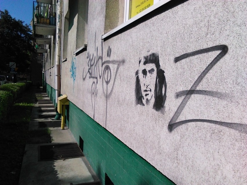 Wątpliwej jakości graffiti, śmieci rozrzucone po chodnikach,...