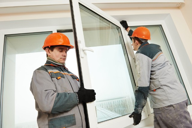 Poprawny montaż okienWłaściwy montaż okien powinien iść w parze z prawidłowym osadzeniem parapetu. Najlepsze efekty izolacyjności termicznej przegrody z oknem uzyskamy stosując tzw. „ciepły montaż”.