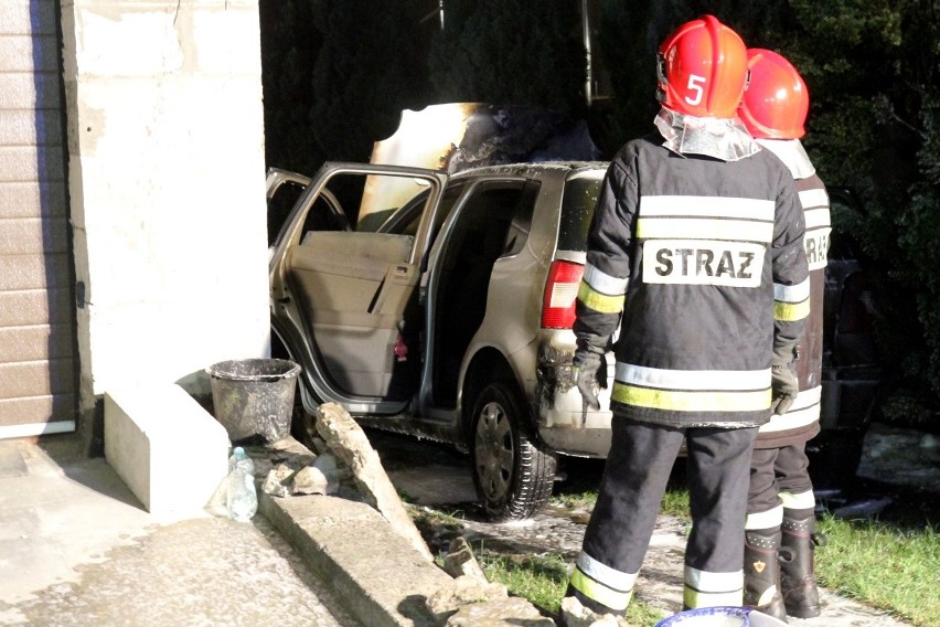Nocny pożar w Mirkowie. Płonęło auto przy jednym z domów (ZDJĘCIA)