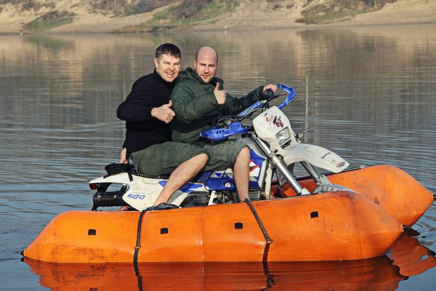 Ekipa MotoVorkuty w czasie próbnego wodowania pontonu,...