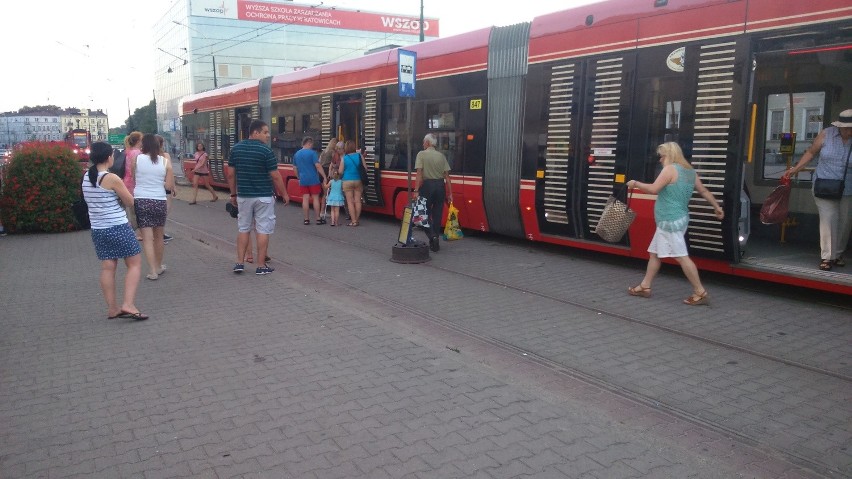 Sosnowiec: na głównym przystanku tramwajowym nie ma ławki. I nie będzie [ZDJĘCIA]