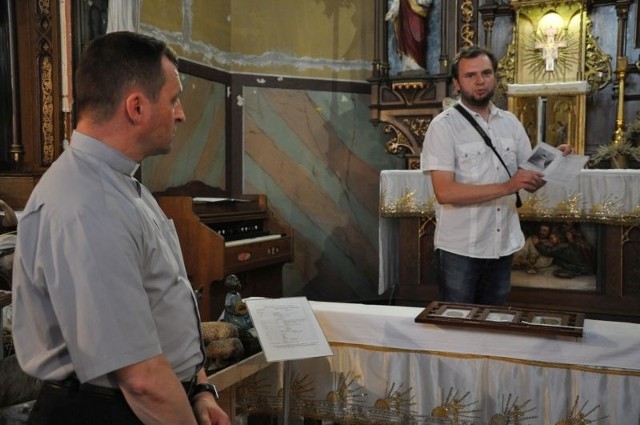 Tylko jeszcze do środy można oglądać w kaplicy św. Franciszka w starym szpitalu w Oleśnie wystawę poświęconą oleskim kościołom.W kaplicy, która jest jedyną pozostałością po XIX-wiecznym szpitalu św. Anny (pozostałą część przerobiono na supermarket), zaprezentowano oleskie kościoły na przedwojennych pocztówkach i fotografiach, archiwalne projekty kościołów oraz historyczne pamiątki z oleskich świątyń (m.in. stare skarbonki, architektoniczne detale itd.)Wystawę zorganizowali: prezes Stowarzyszenia Miłośników Kaplicy Maksymilian Antkowiak i oleski proboszcz ks. Walter Lenart.Uwaga: wystawa czynna jest tylko od 26 do 29 lipca (czyli do środy), codziennie w godzinach 16.00-17.00.[yt]_9-oZDGcEsw[/yt]