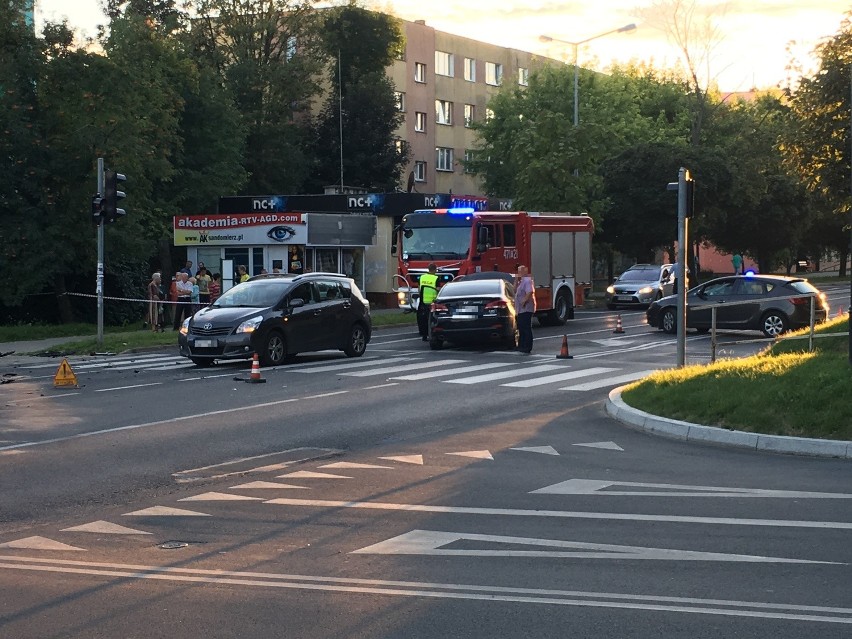 Wypadek w Sandomierzu. Groźne zderzenie na skrzyżowaniu, samochód uderzył w blok 