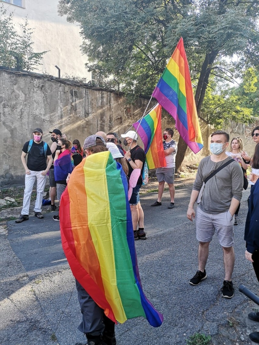 Kraków. Tęczowe flagi na ulicy Szerokiej. Przyszli tu solidarni z działaczką LGBT