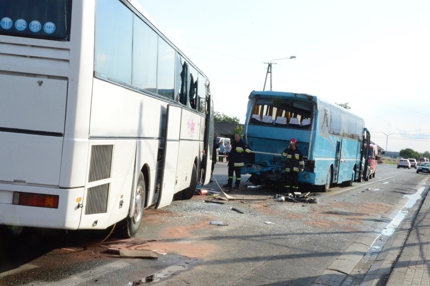 Groźny wypadek w Ruścu koło Bełchatowa. Zderzenie dwóch autokarów wiozących dzieci. Kilkanaście osób rannych