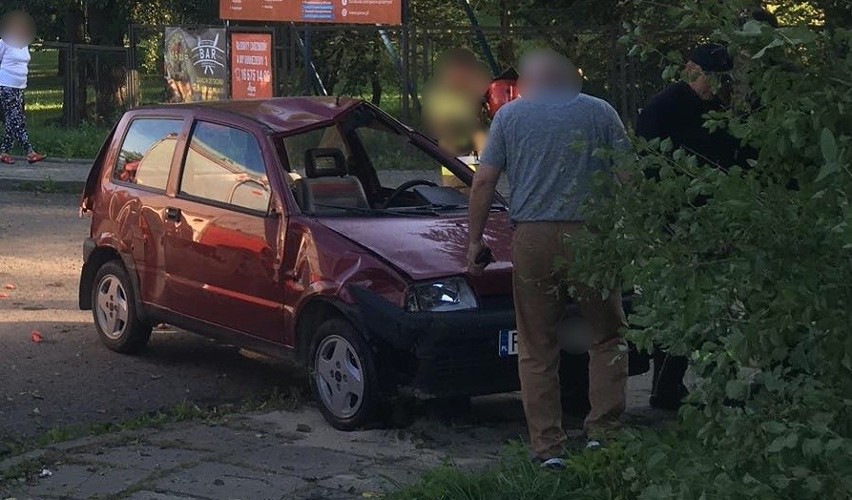 W Przemyślu kierująca fiatem cinquecento uderzyła w drzewo. Kobieta trafiła do szpitala [ZDJĘCIA INTERNAUTY]