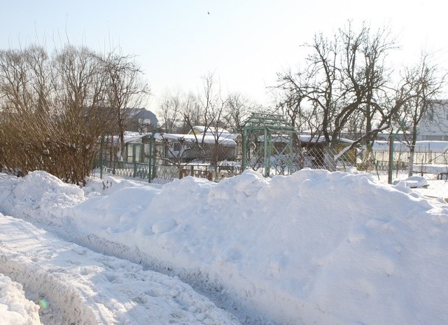 Hałdy śniegu przy ogródkach przy ul. Towarowej. 