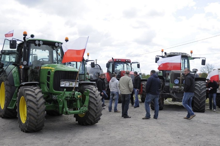 Około pięćdziesięciu traktorów przejechało przez  Czyżkówko....