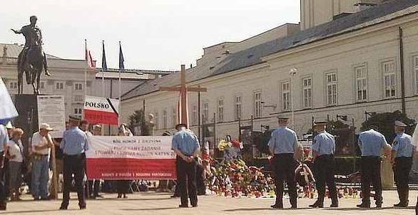 Przed Pałacem Prezydenckim są zwolennicy i przeciwnicy krzyża. Porządku pilnuje straż miejska.