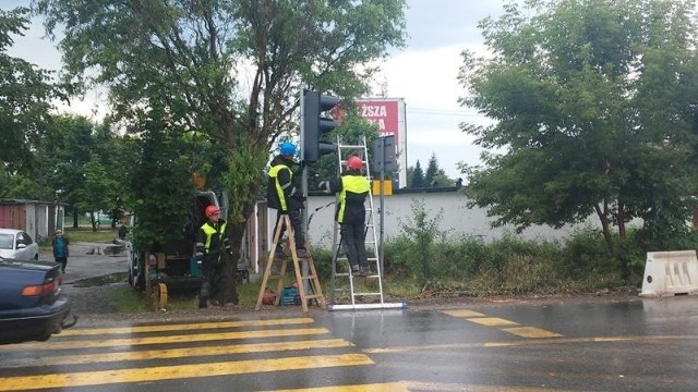 W tym tygodniu drogowcy zamontowali tymczasową sygnalizację świetlną na skrzyżowaniach w rejonie obwodnicy Szydłowca. Mieszkańcy starali się o nie przez dwa miesiące.