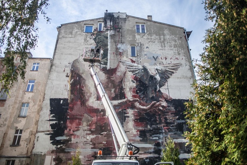 Nowy mural w Łodzi. Tym razem ozdobi kamienicę przy Pomorskiej [ZDJĘCIA]