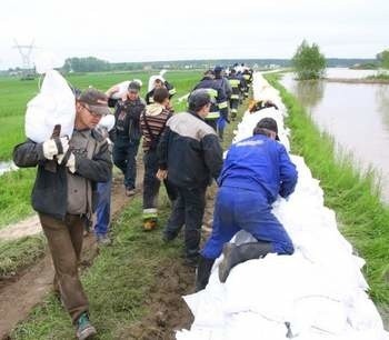 Wał na Metalchemie w maju ub.r. udało się z trudem obronić. (fot. Krzysztof Świderski)