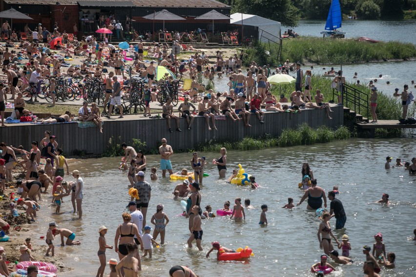 Plaża na Bagrach wypełniła się spragnionymi słońca