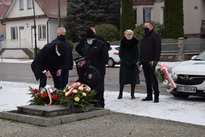 Kwiaty pod pomnikiem ks. Popiełuszki, uroczysta msza.Tak w Suchowoli upamiętniono 39. rocznicę wprowadzenia stanu wojennego (zdjęcia)